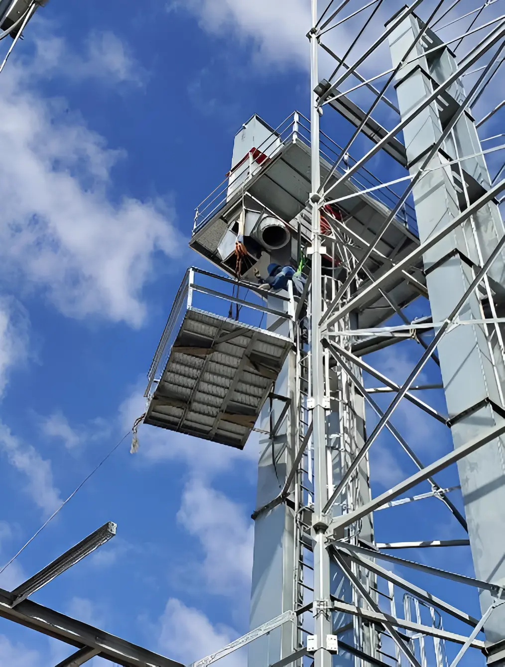 Montaje de Elevador de Cangilones y Plataformas de Acceso